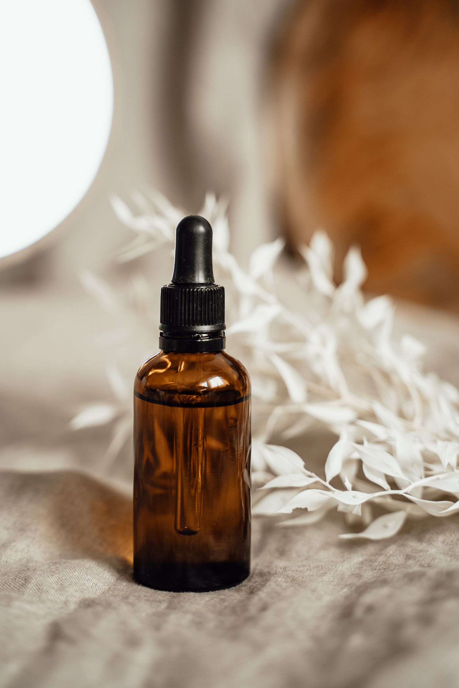 Frasco de produto de skincare sobre superfície neutra