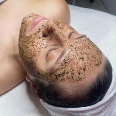 Procedimento de peeling de algas sendo realizado na Clinvittà