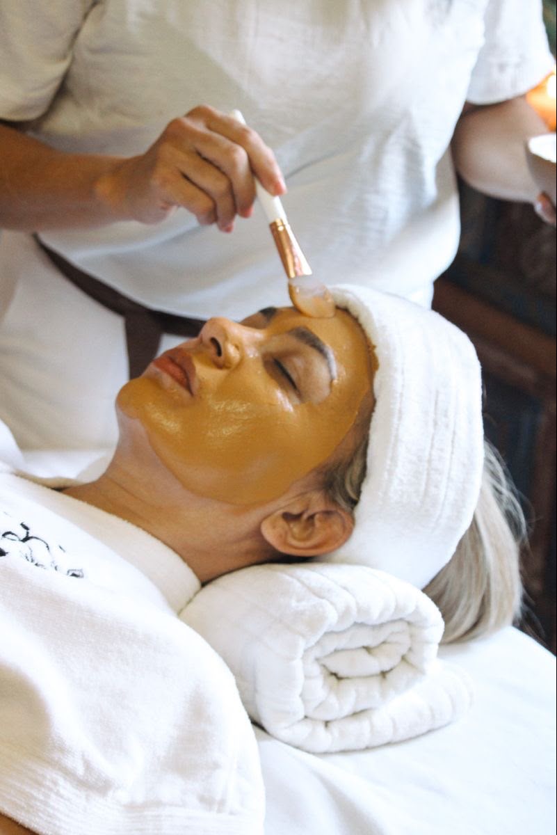 Profissional realizando procedimento facial em cliente na Clinvittà
